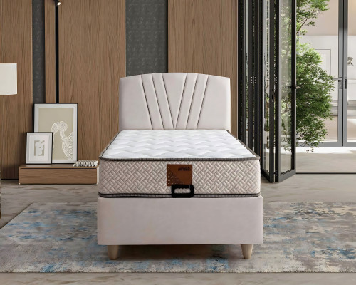 Elegant seng med madras i beige materiale