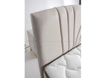 Elegant seng med madras i beige materiale