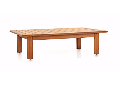 Moderne lavt bord med lette accenter til et ideelt interiør