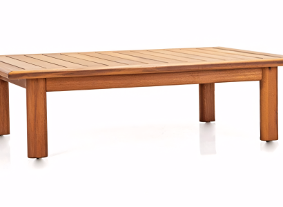 Moderne lavt bord med lette accenter til et ideelt interiør