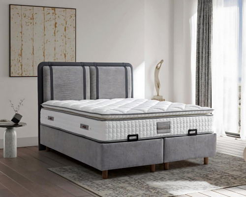 Den elegante og stabile seng med madras bringer charme til indretningen.