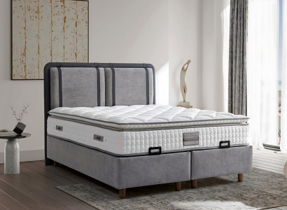 Den elegante og stabile seng med madras bringer charme til indretningen.