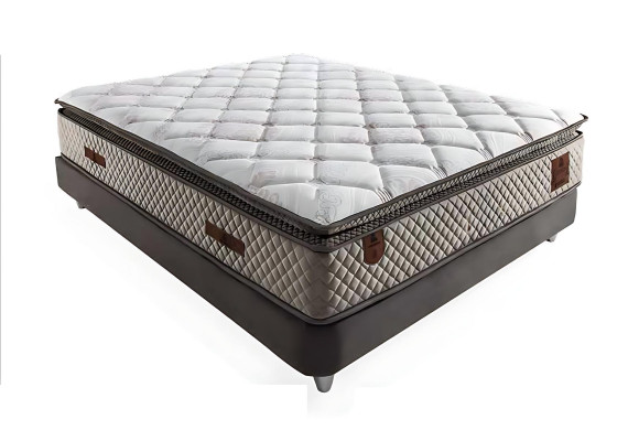 En seng med madras i moderne stil vil dekorere ethvert værelse.